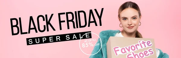 Elegante donna in occhiali da sole scatola di tenuta con scarpe preferite vicino Venerdì nero super vendita lettering su rosa, banner — Foto stock