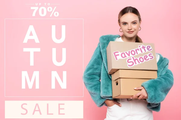 Довольная женщина в солнечных очках держит коробки с любимыми туфлями возле осенней распродажи буквы на розовый — стоковое фото