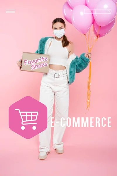Giovane donna in maschera medica contenente scatola con scarpe e palloncini preferiti vicino all'e-commerce su rosa — Foto stock