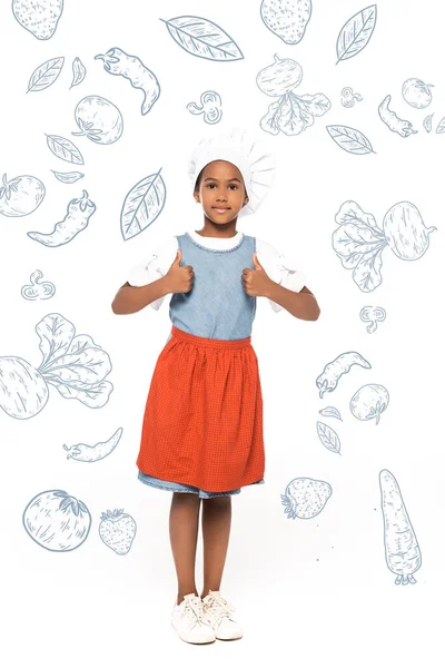Afroamerikanisches Kind im Kostüm eines Kochs zeigt Daumen hoch in der Nähe von Lebensmitteln Illustration auf weiß — Stockfoto