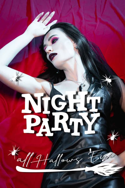 Высокий угол обзора брюнетки и бледной женщины, лежащей возле ночной вечеринки буквы на красном — стоковое фото