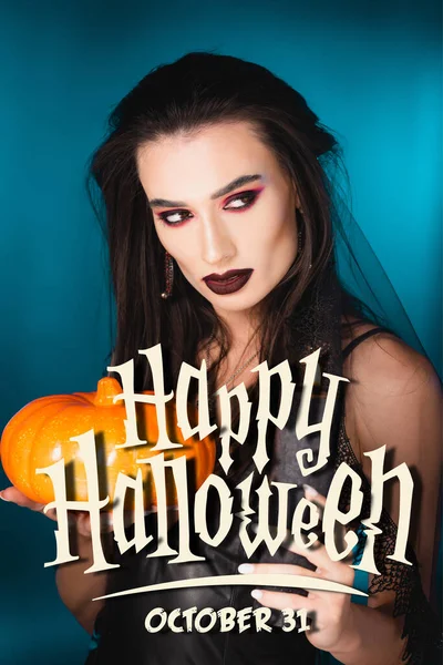 Jeune femme pâle avec maquillage noir et voile tenant bougie brûlante et citrouille près de Halloween heureux sur bleu — Photo de stock