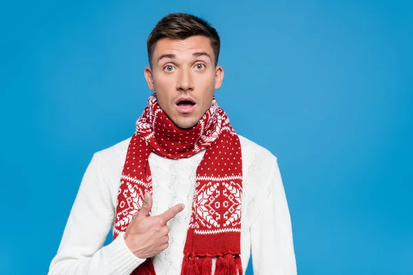 Sorprendido hombre con la boca abierta, apuntando con el dedo a sí mismo aislado en azul - foto de stock