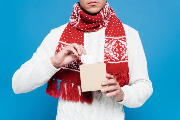 Vue recadrée de l'homme malade prenant des tissus de la boîte isolée sur bleu — Photo de stock