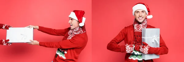 Колаж людини в капелюсі Санта тягне подарунок і показує, як на червоному тлі, банер — стокове фото