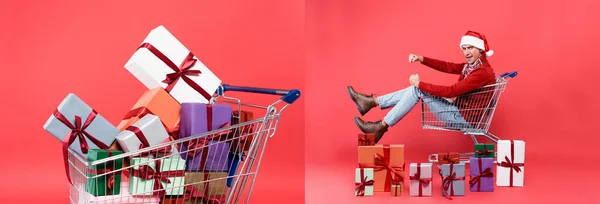 Collage de hombre en sombrero de santa sentado en el carrito de la compra cerca de regalos sobre fondo rojo, pancarta - foto de stock