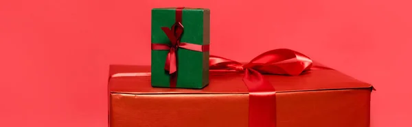 Cadeaux avec arcs isolés sur rouge, bannière — Photo de stock