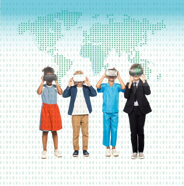 Niños multiculturales vestidos con disfraces de diferentes profesiones tocando auriculares de realidad virtual cerca de mapa ilustración en blanco - foto de stock