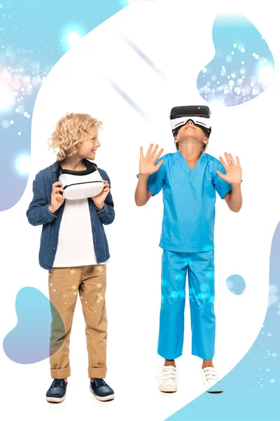 Rizado chico mirando a niño en realidad virtual auricular gesto cerca de la ilustración en blanco - foto de stock