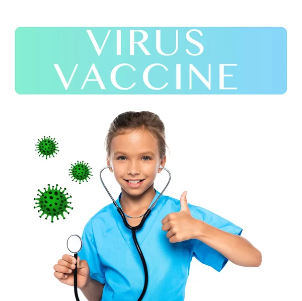 Bambino in costume del medico che tiene lo stetoscopio mentre mostra il pollice in alto vicino al virus iscrizione del vaccino sul bianco — Foto stock