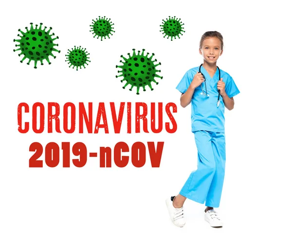 Kind im Arztkostüm berührt Stethoskop in der Nähe von Coronavirus 2019-nCov Schriftzug auf weißem Grund — Stockfoto