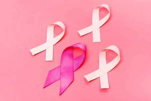 Vista de ángulo alto de las cintas de la conciencia de cáncer de mama en el fondo rosa — Stock Photo