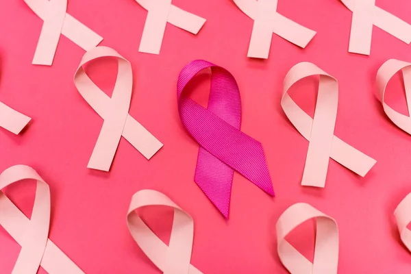 Cintas rosadas de conciencia sobre el cáncer de mama en el fondo rosa - foto de stock