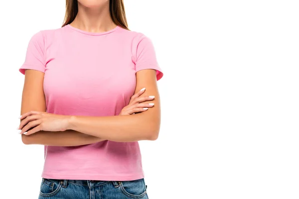 Vista ritagliata della donna in t-shirt rosa con braccia incrociate isolate sul bianco, concetto di consapevolezza del cancro al seno — Foto stock