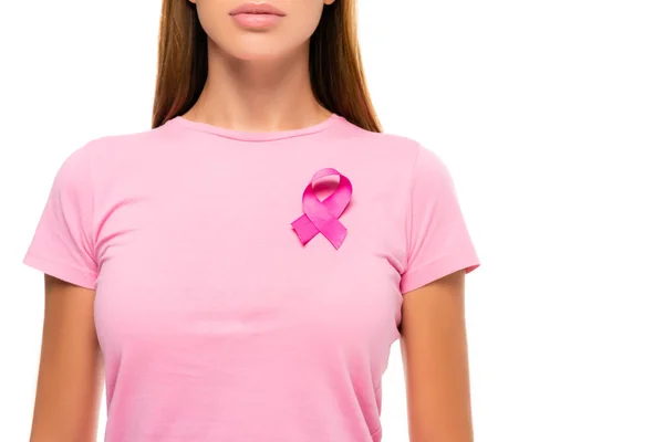 Vista ritagliata di giovane donna con nastro rosa di consapevolezza del cancro al seno isolato su bianco — Foto stock