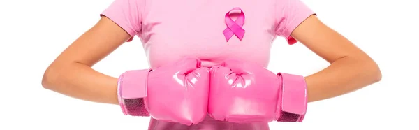 Vista cortada da mulher em luvas de boxe e fita rosa de consciência de câncer de mama isolado em branco, banner — Fotografia de Stock