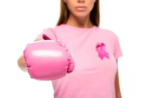 Vista recortada de la mujer en guante de boxeo y cinta rosa de conciencia de cáncer de mama sobre fondo borroso aislado en blanco - foto de stock