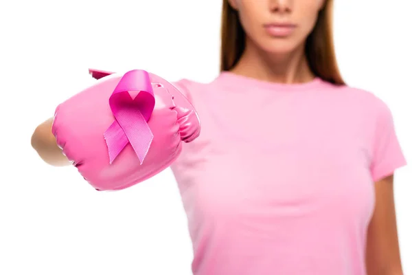 Vista cortada da mulher em luva de boxe e fita rosa da consciência do câncer de mama no fundo borrado isolado no branco — Fotografia de Stock