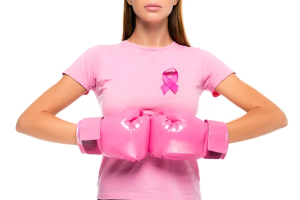 Vista ritagliata della donna in guanti da boxe e nastro rosa di consapevolezza del cancro al seno su t-shirt isolata su bianco — Foto stock