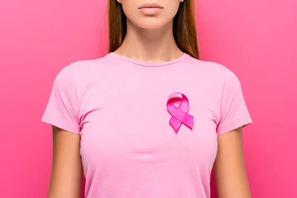 Vista ritagliata di donna bruna con nastro di consapevolezza del cancro al seno isolato su rosa — Foto stock
