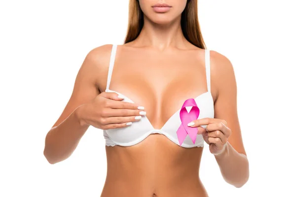 Vue recadrée de la femme en soutien-gorge montrant le symbole de la sensibilisation au cancer du sein isolé sur blanc — Photo de stock