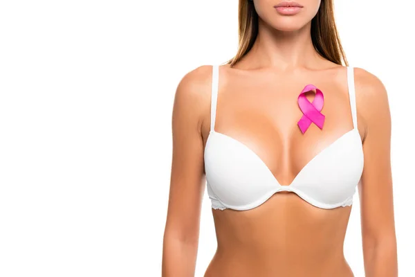 Ausgeschnittene Ansicht des Bandes des Brustkrebsbewusstseins auf der Brust der Frau in BH isoliert auf weiß — Stockfoto