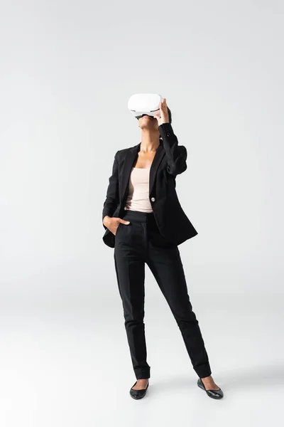 Afro-américaine femme d'affaires en vr casque isolé sur blanc — Photo de stock