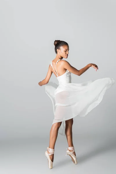 Graciosa bailarina americana africana no vestido dançando no fundo branco — Fotografia de Stock