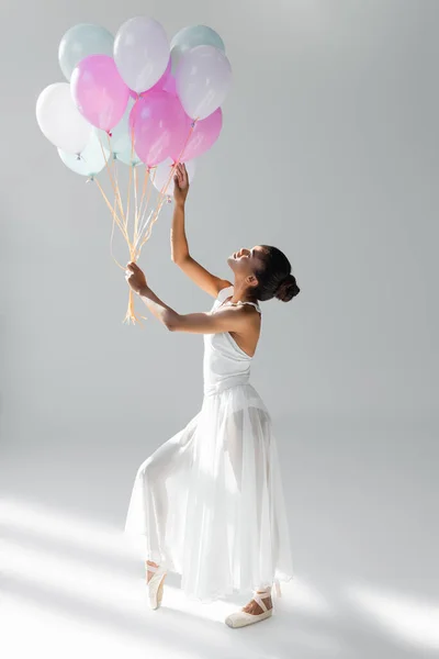Graciosa bailarina americana africana no vestido com balões no fundo branco — Fotografia de Stock