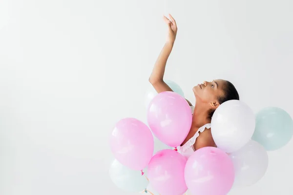 Graziosa ballerina afroamericana con palloncini isolati su bianco — Foto stock