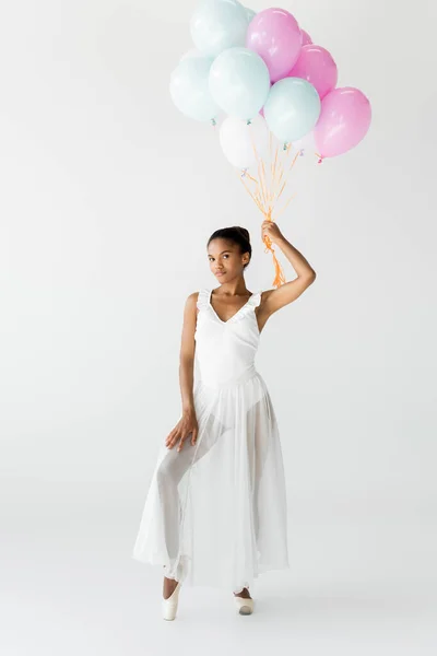 Graziosa ballerina afroamericana con palloncini isolati su bianco — Foto stock