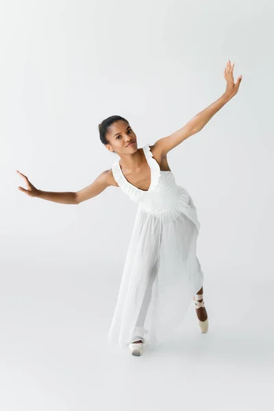 Graziosa ballerina afro-americana che balla isolata sul bianco — Foto stock
