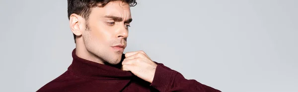 Giovane uomo in maglione dolcevita bordeaux in posa isolato su grigio, striscione — Foto stock