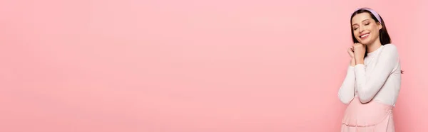 Feliz jovem mulher grávida bonita com os olhos fechados isolados em rosa, banner — Fotografia de Stock