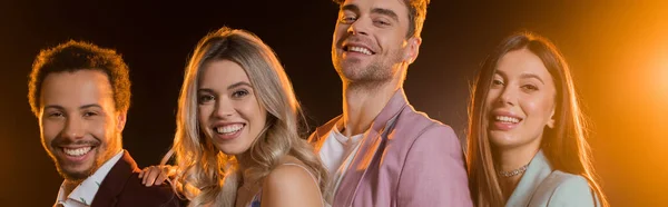 Grupo de amigos multiculturais felizes sorrindo em preto, banner — Fotografia de Stock