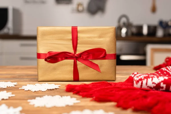 Décoration d'hiver et présent sur table en bois — Photo de stock