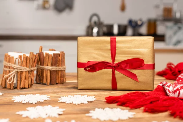 Зимові прикраси і подарунок на дерев'яному столі — стокове фото