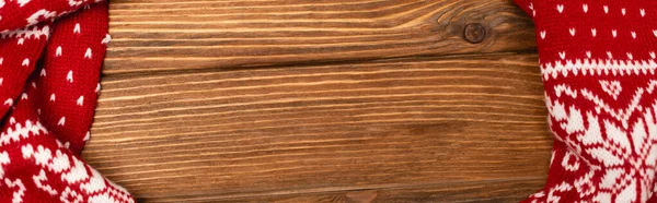 Vue du haut de l'écharpe tricotée rouge d'hiver sur fond en bois, bannière — Photo de stock