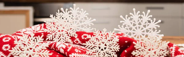 Fiocchi di neve invernali e sciarpa rossa lavorata a maglia, banner — Foto stock