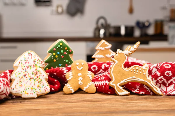 Зимове імбирне печиво та шарф на дерев'яному фоні — стокове фото