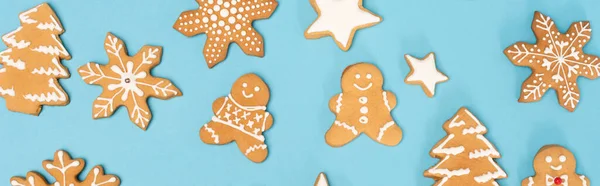 Vue du dessus des biscuits au pain d'épice d'hiver sur fond bleu, bannière — Photo de stock