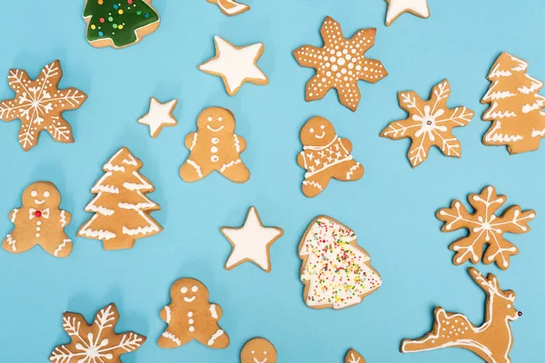 Вид зверху на зимове імбирне печиво на синьому фоні — стокове фото