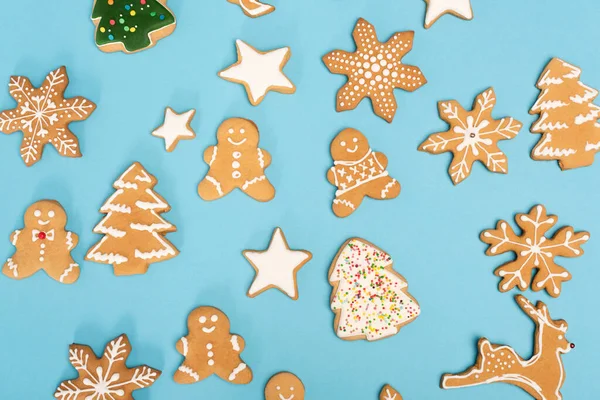 Vue du dessus des biscuits au pain d'épice d'hiver sur fond bleu — Photo de stock