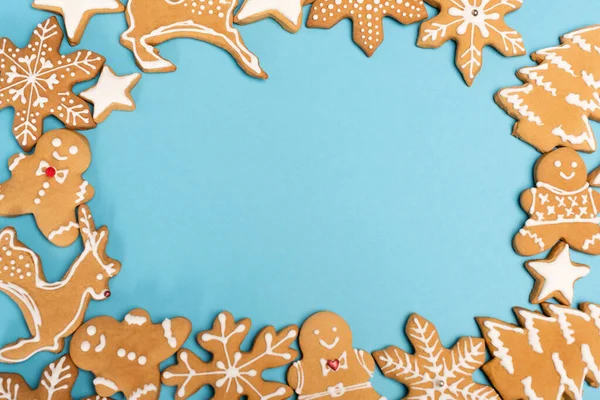 Вид зверху на зимове імбирне печиво на синьому фоні — стокове фото