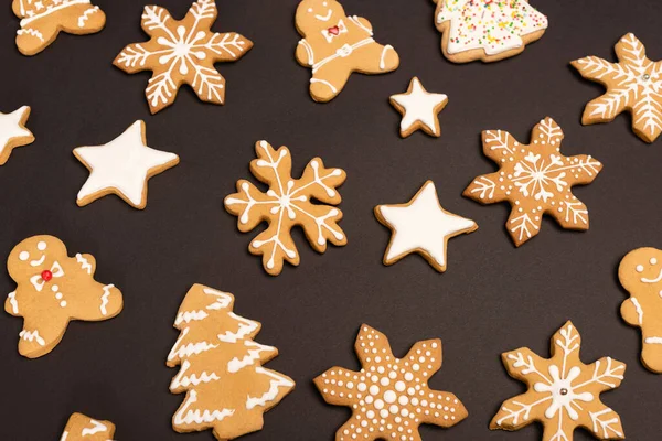 Top view of gingerbread cookies on black background — Stock Photo