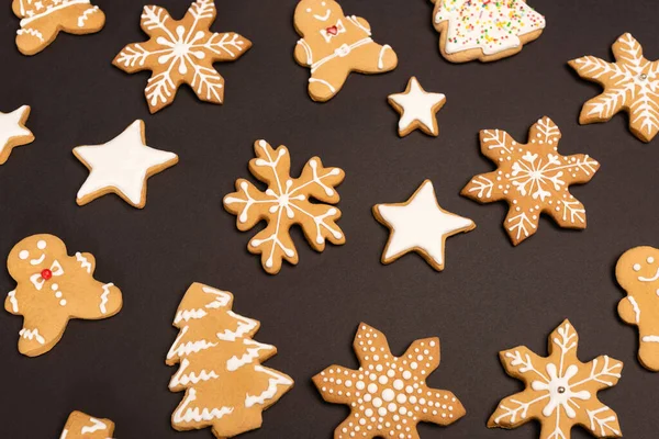 Draufsicht auf Lebkuchen auf schwarzem Hintergrund — Stockfoto