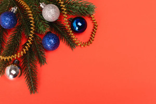 Vista superior del árbol de Navidad decorado sobre fondo rojo - foto de stock