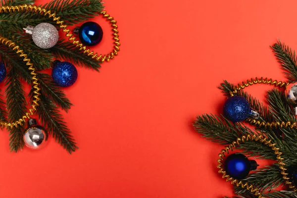 Vista superior del árbol de Navidad decorado sobre fondo rojo - foto de stock