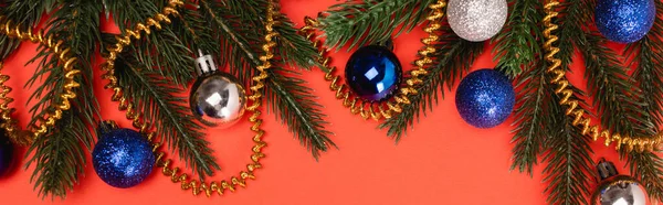 Ansicht des geschmückten Weihnachtsbaums auf rotem Hintergrund, Banner — Stockfoto