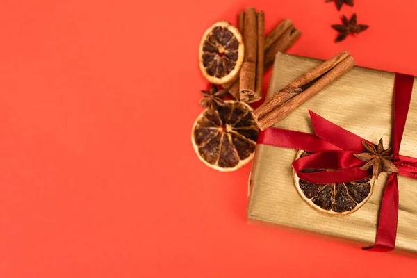 Draufsicht auf Geschenk mit Gewürzen auf rotem Hintergrund — Stockfoto